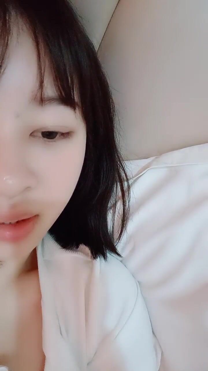 【换妻极品探花】夫妻交换完酒店畅聊，一个花海进群看福利，极品美乳鲍鱼跳蛋自慰