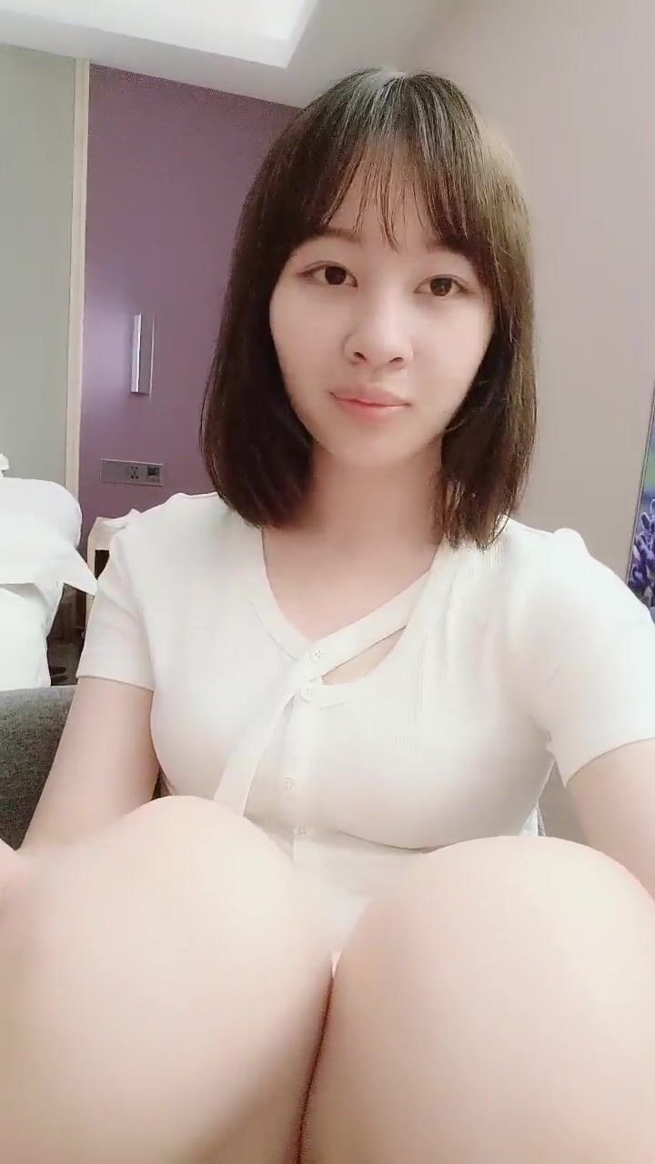 【换妻极品探花】一个花海进群看福利，小夫妻酒店谈换妻心得，极品大胸粉穴自慰