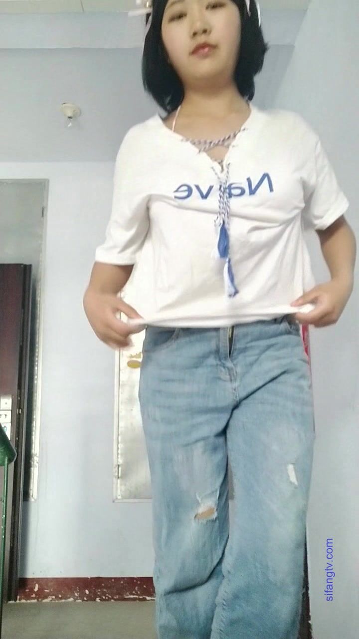 【极品调教流出】趁暑期做网调任务的两位学生妹大尺度订制视频 楼道尿尿脱衣全裸 电动牙刷自慰 完美露脸