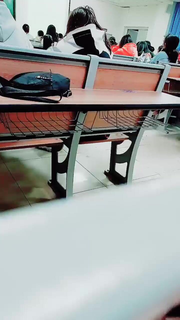 【大三丫头】每一堂课都干这，坐在最后一排，逼里塞跳蛋，水多又刺激，男同学都错过了这一幕