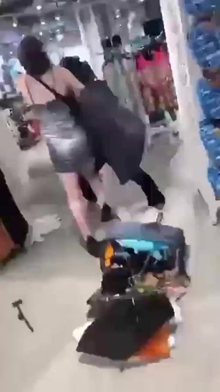 這是個有味道的視頻 兩個女人在服裝店打架 內內被扒 屎都被打出來了