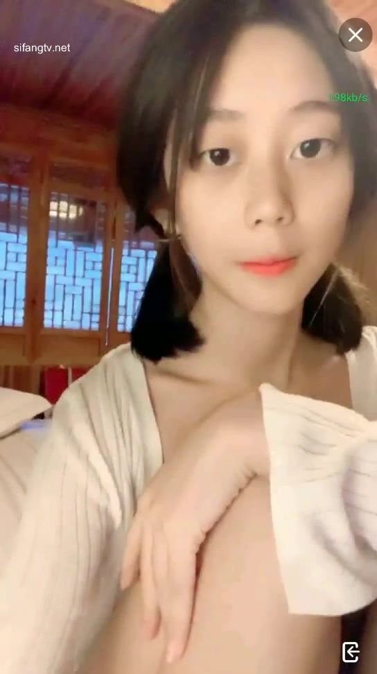 成都武侯区【极品粉嫩萝莉】清新派美女，性感小腿退穿上黑丝 诱惑极了，小粉穴掰开惊现小逼逼呻吟自慰，可以约哦！