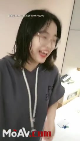 房间里的年轻男女精彩的4P游戏，骚女露脸洗干净后床上伺候小哥，让两位小哥玩逼各种姿势抽插浪叫，看谁草的猛