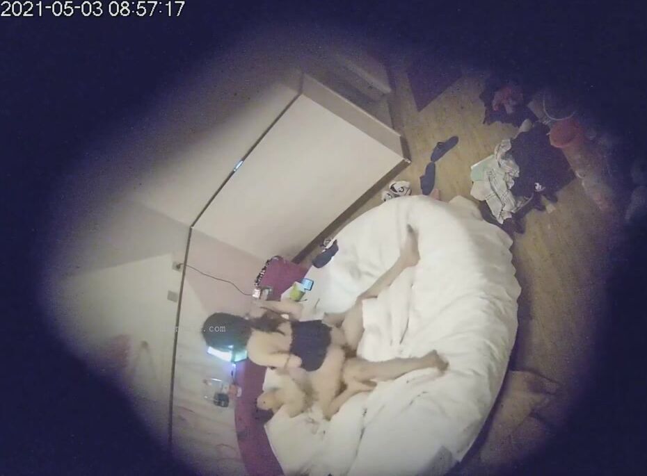 酒店攝像頭偷拍四眼仔和打扮得很稚嫩的學妹裝女友度假開房啪啪 - MOAV.COM